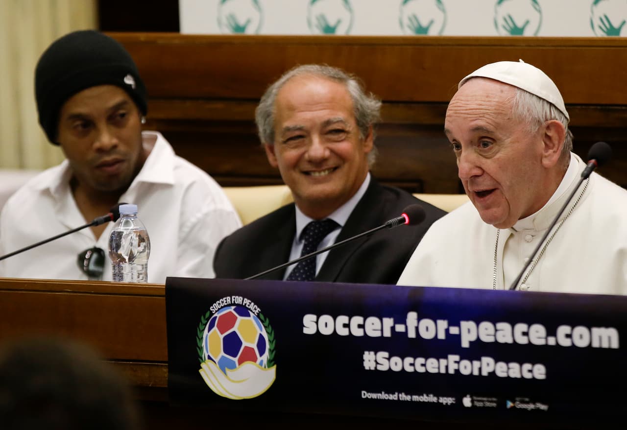 El Papa Francisco organiza partido por la paz con Ronaldinho y Bryan Ruiz