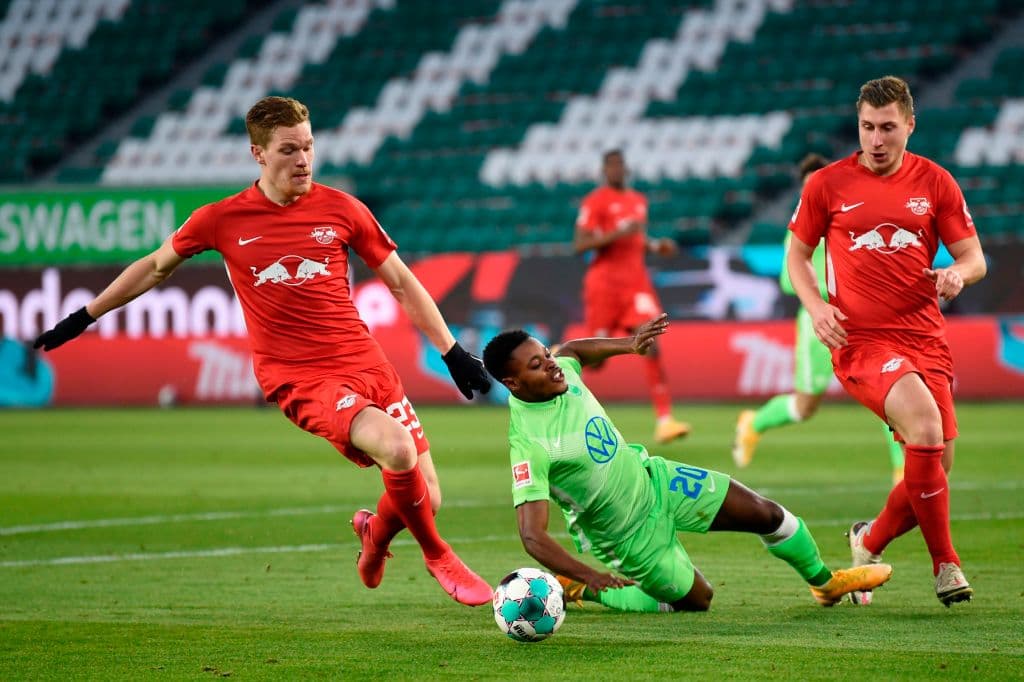 Wolfsburg y RB Leipzig igualaron a dos tantos. Weghorst (22’) y Steffen (34’) convirtieron para los de casa; Mukiele (4’) y Orban (54’) anotaron por los de Nagelsmann. Leipzig se mantiene en la lucha por el liderato con 32 unidades y Wolfsburg llegó a 26.