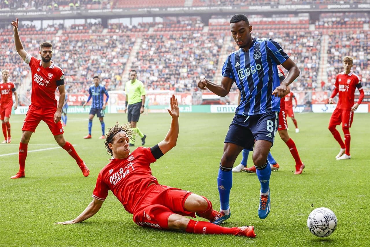 Ajax empató ante el Twente 1-1 durante la segunda jornada en la Eredivisie. Sebastian Haller abrió el marcador al minuto 52' del encuentro y, ya fue al final del encuentro, cuando Robin Propper igualó con un gol al minuto 87' a favor de los locales; Edson Álvarez jugó los 90 minutos del encuentro.