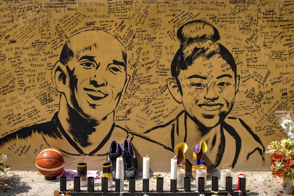 Artistas urbanos crearon una pintura gigante, en una cancha de básquetbol, con la figura de Kobe y su hija Gianna Bryant. Black Mamba era un ídolo en Filipinas.