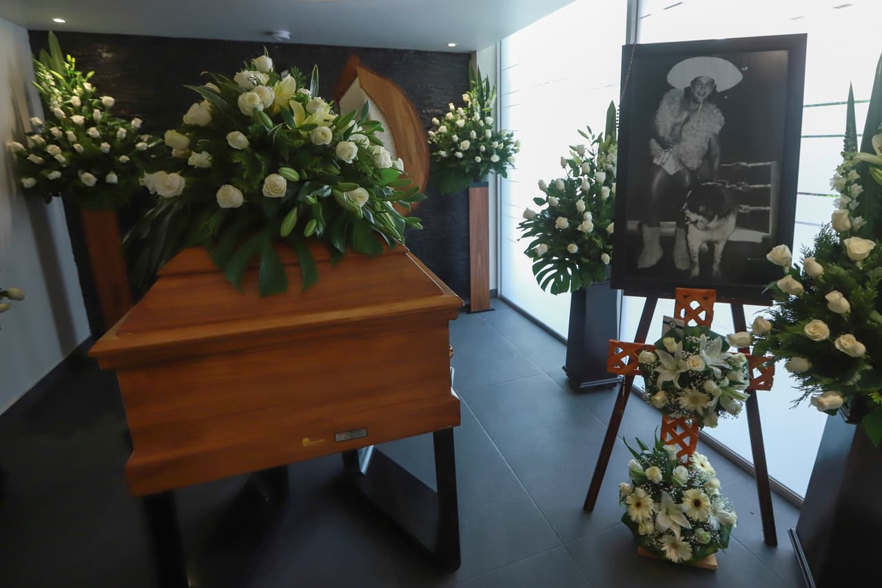 Los seres queridos del ex luchador Pedro "Perro" Aguayo, quien falleció a los 73 años de edad, estuvieron en el funeral de la leyenda de la lucha libre mexicana, celebrado en Gayosso.