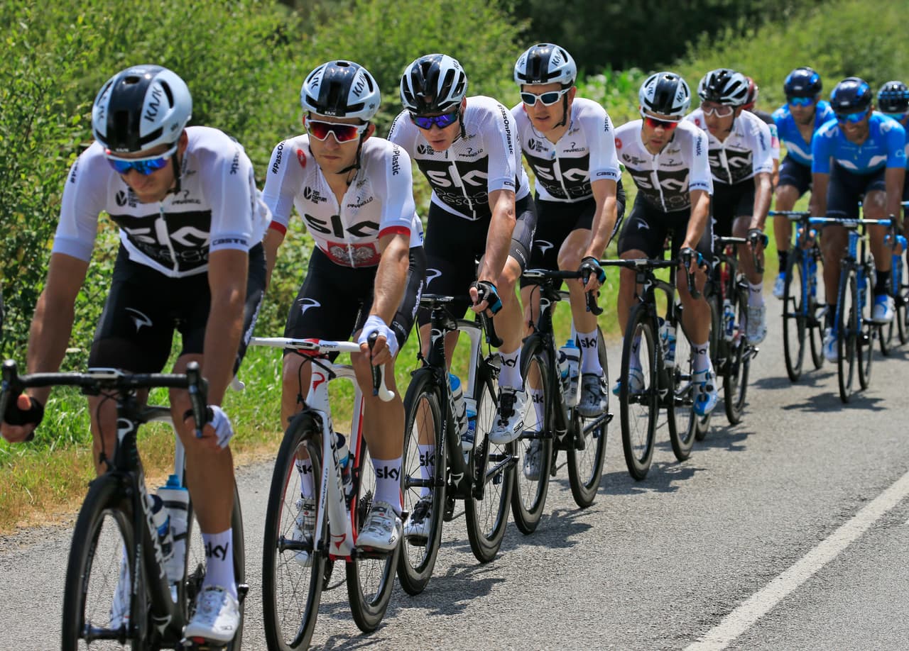 Aquí en esta imagen se aprecia a los integrantes de un clásico del Tour de Francia y del ciclismo de ruta en general el Sky Team. En tercer lugar de esta hilera está el tricampeón vigente, Chris Froome.