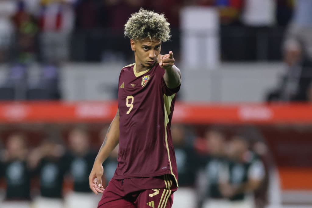 ¡Como superhéroe! León presenta a Jhonder Cádiz