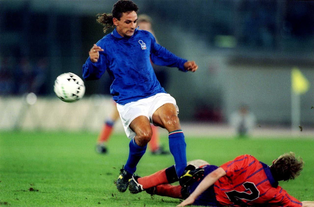 El cabello largo y la barba identificaron al italiano Roberto Baggio, ganador del Balón de Oro en 1993.