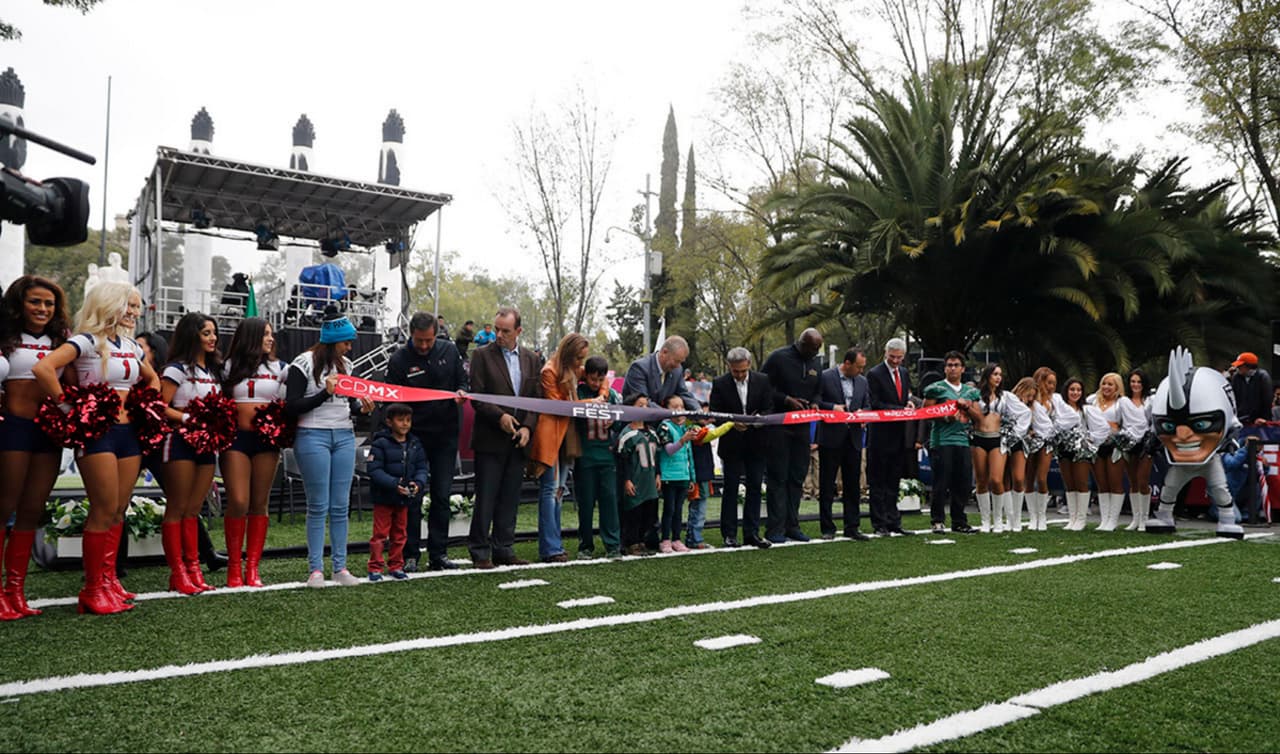 El 'Fan Fest' se llevó a cabo en el Bosque de Chapultepec donde estuvieron las hermosas porristas de Houston y Oakland.