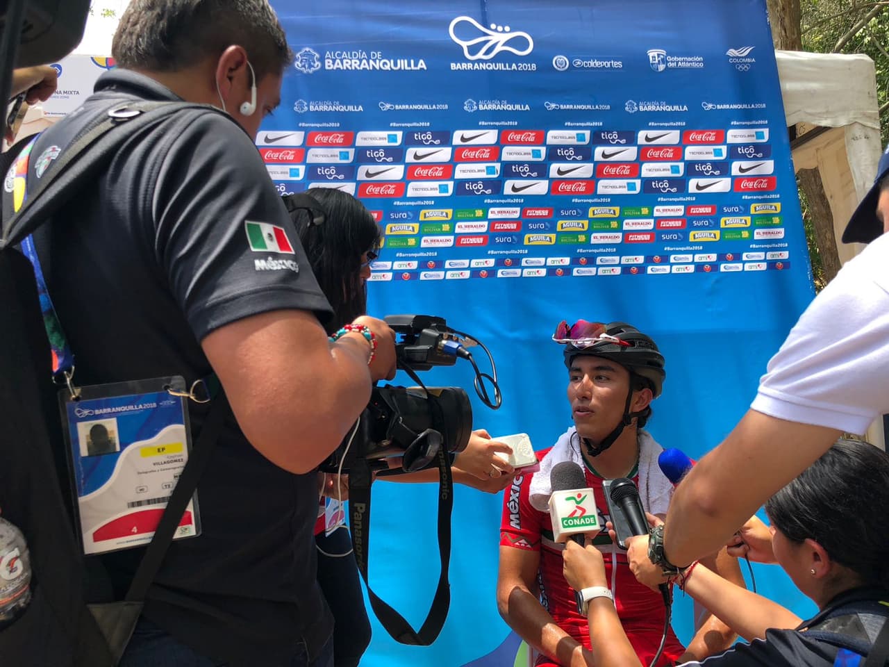 El mexicano Gerardo Ulloa atendió a la prensa luego de su victoria en el ciclomontañismo.