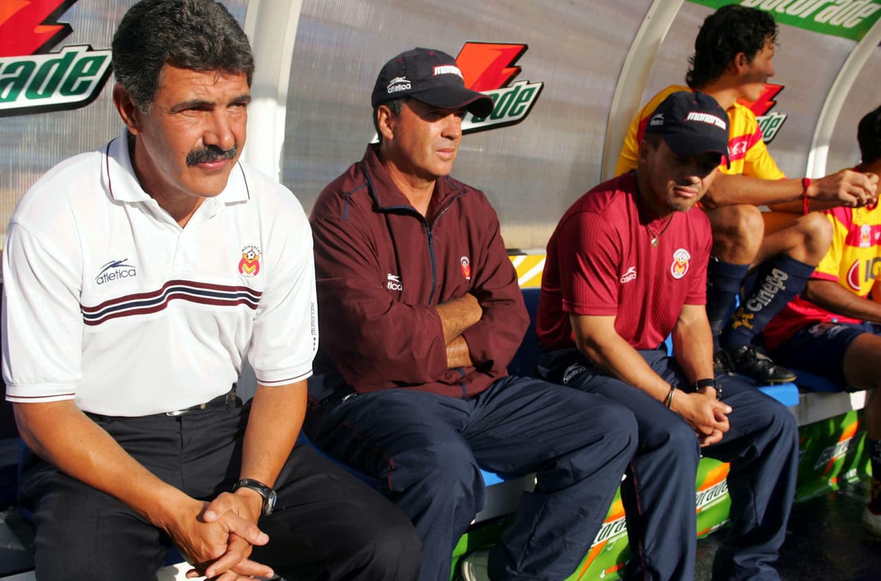 En su paso por los banquillos de Morelia, Pumas y en sus otras etapas con Tigres ha tenido momentos de crisis en los que su salida siempre ha sido opción.