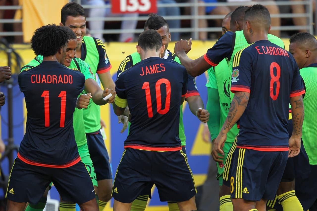 Los jugadores de Colombia celebran el segundo gol.