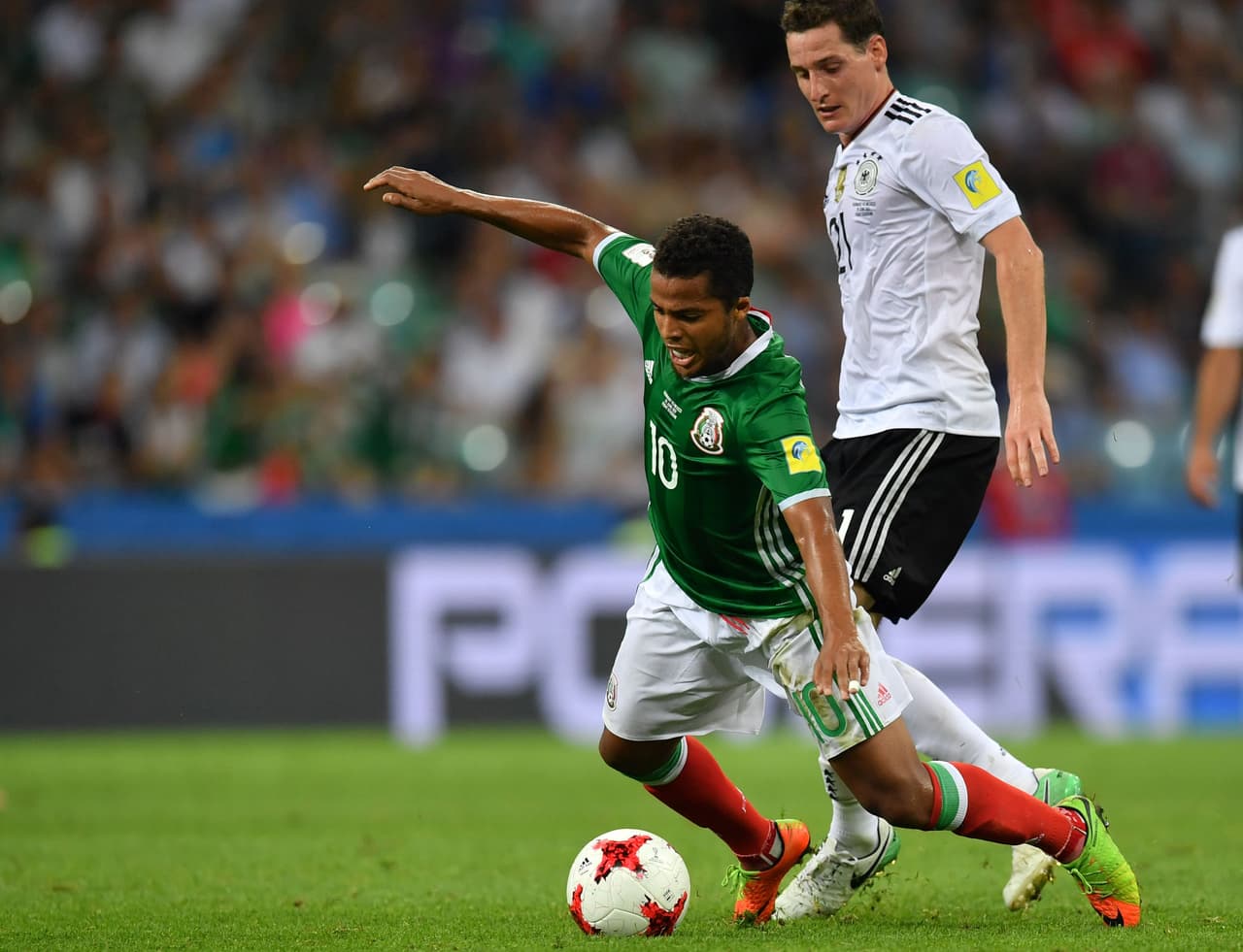 4 - Giovani Dos Santos fue uno de los más criticados por el equipo mexicano. Su inclusión como titular generó muchas discusiones.