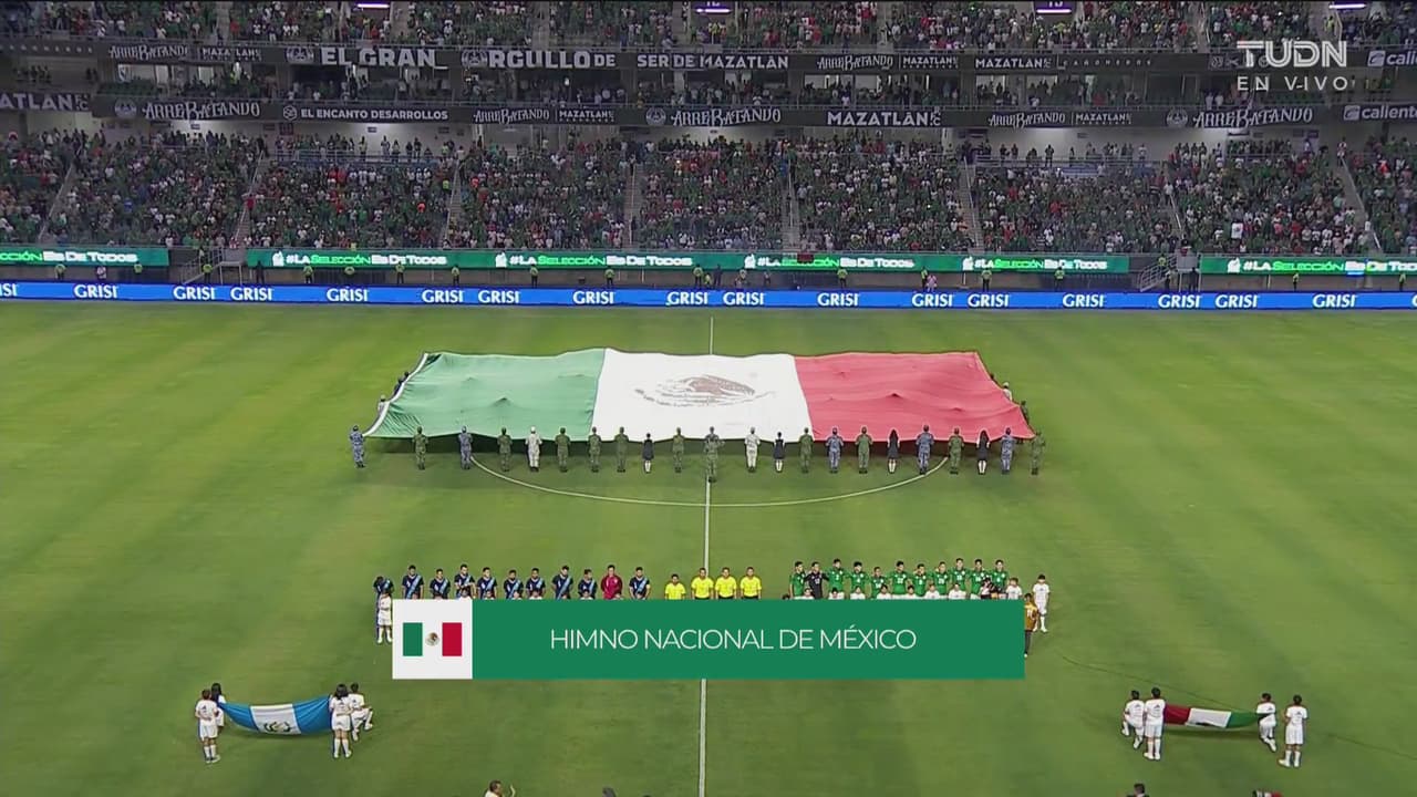 ¡Para enchinar la piel! Así sonaron los himnos de México y Guatemala