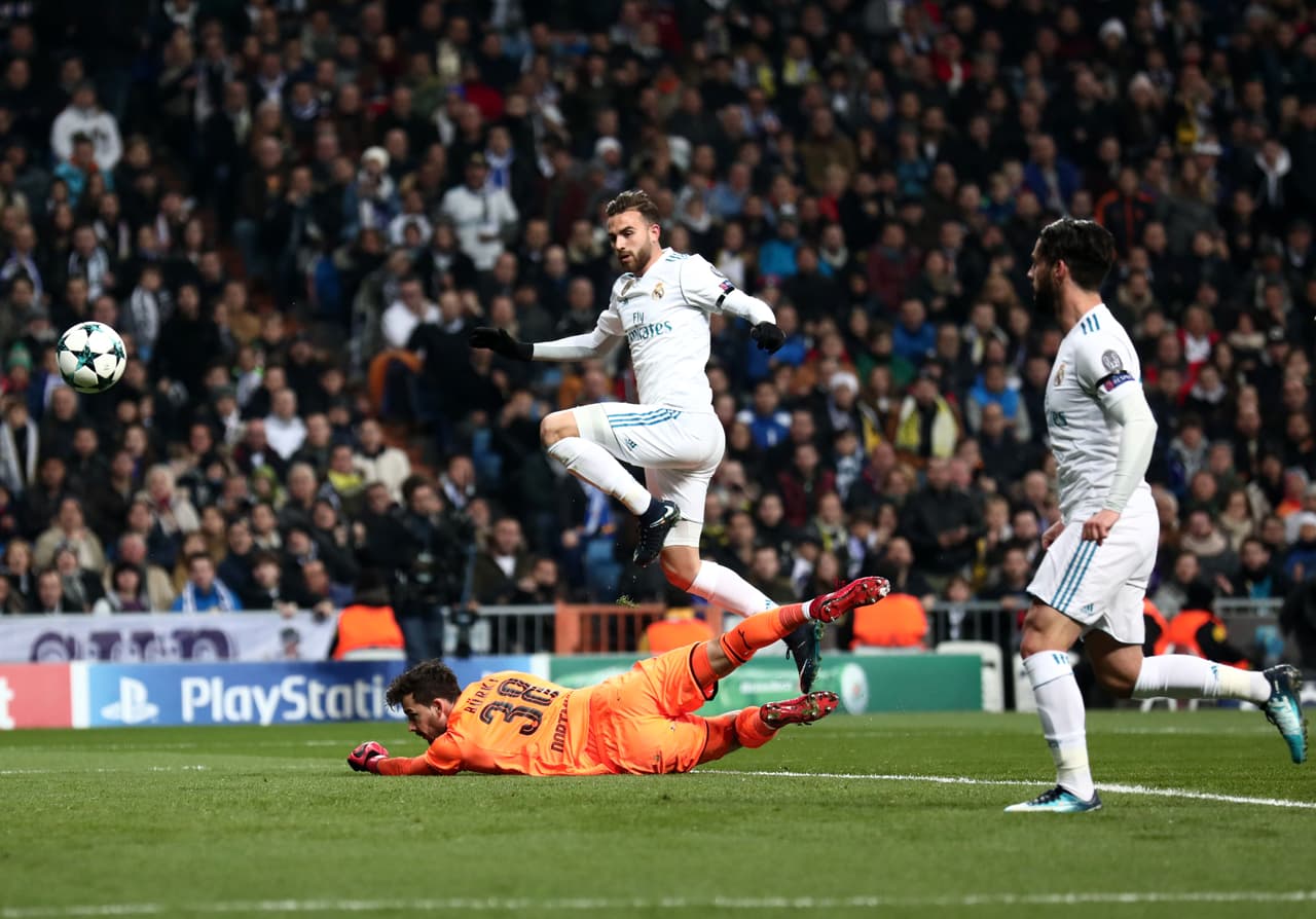 Corría apenas el minuto 8 cuando el joven canterano se encontró con este balon de casualidad y definió por encima de Burki.