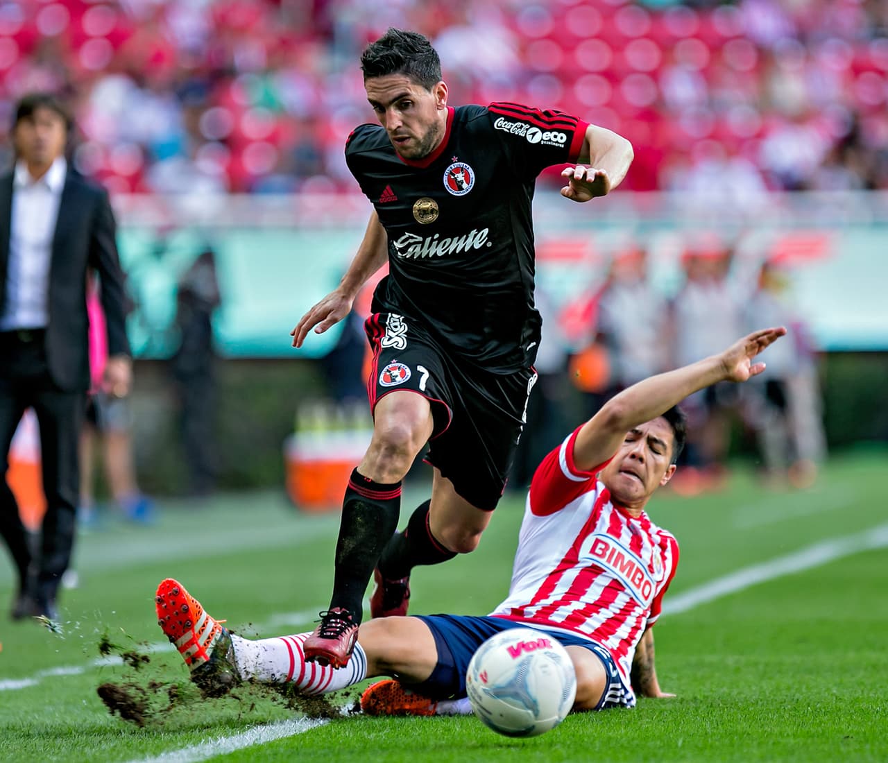 Pese a estar en rehabilitación tras su cirugía del ligamento cruzado anterior de la rodilla derecha. el delantero Henry Martin reforzaría a las Chivas para la siguiente temporada.