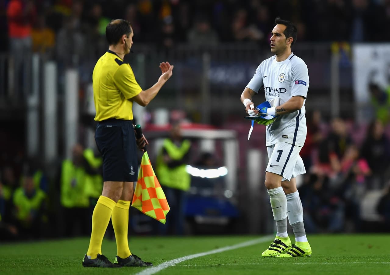 El chileno Claudio Bravo, a pesar de recibir un gol de Messi, era figura con el City hasta que un error desembocó en su expulsión, jugada que pondría en partido muy difícil para su equipo.