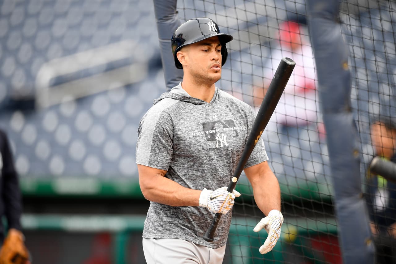 <b>8) Giancarlo Stanton - New York Yankees</b>. Aunque en 2017 pegó 59 jonrones, era difícil que en 2018 llegara a empatar la misma cifra, pero conectó 39 palos de vuelta entera y empujó 100 carreras. Stanton es un pelotero versátil, pero muy eficaz. Los Yankees esperan mucho de él en 2019, al igual que sus aficionados.