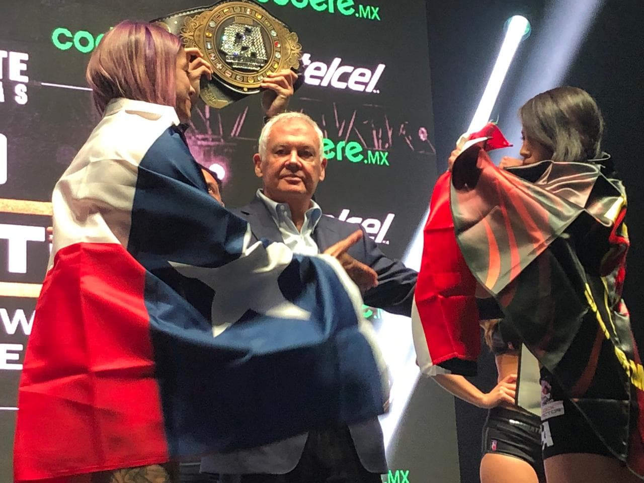 La ceremonia con la 'romana' legitimó el programa de peleadores que se enfrenta este sábado en la noche.