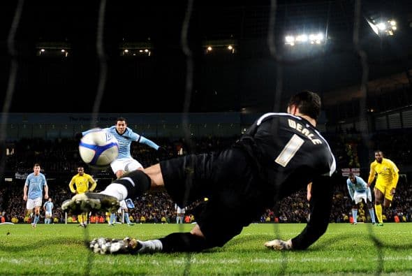 No tudo le salió bien a Tévez, que cobró un penalti.