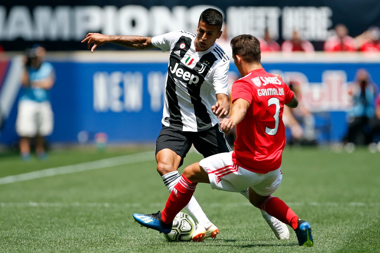 Lateral derecho: Joao Cancelo - Reemplazo: Mattia De Scilgio