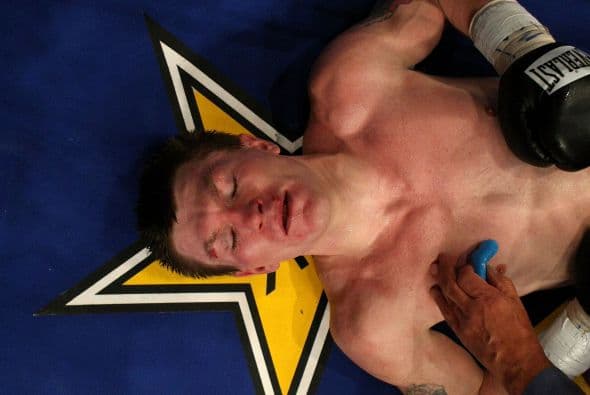 Otro rival en común fue el inglés Ricky Hatton, considerado en su momento el más peligroso pegador, sin embargo fue presa fácil tanto de Mayweather como de Pacquiao. Primero contra ‘Money Boy’ en diciembre del 2007 en una cartelera de Invictos. Era apenas la segunda pelea de Hatton en wélter y escasamente pesó 145 libras. En cualquier caso el dominio de Mayweather fue apabullante y Hatton solo duró 10 asaltos.