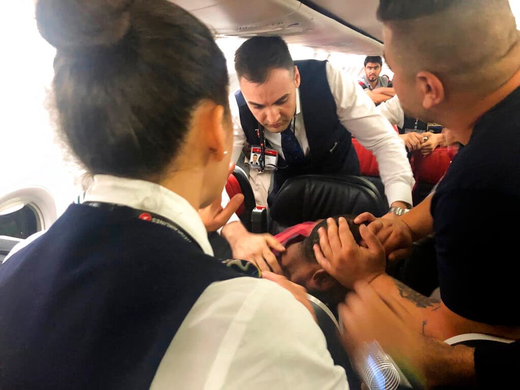 Hombre desata pánico en un vuelo a Sudán; pasajeros y la tripulación lo someten 