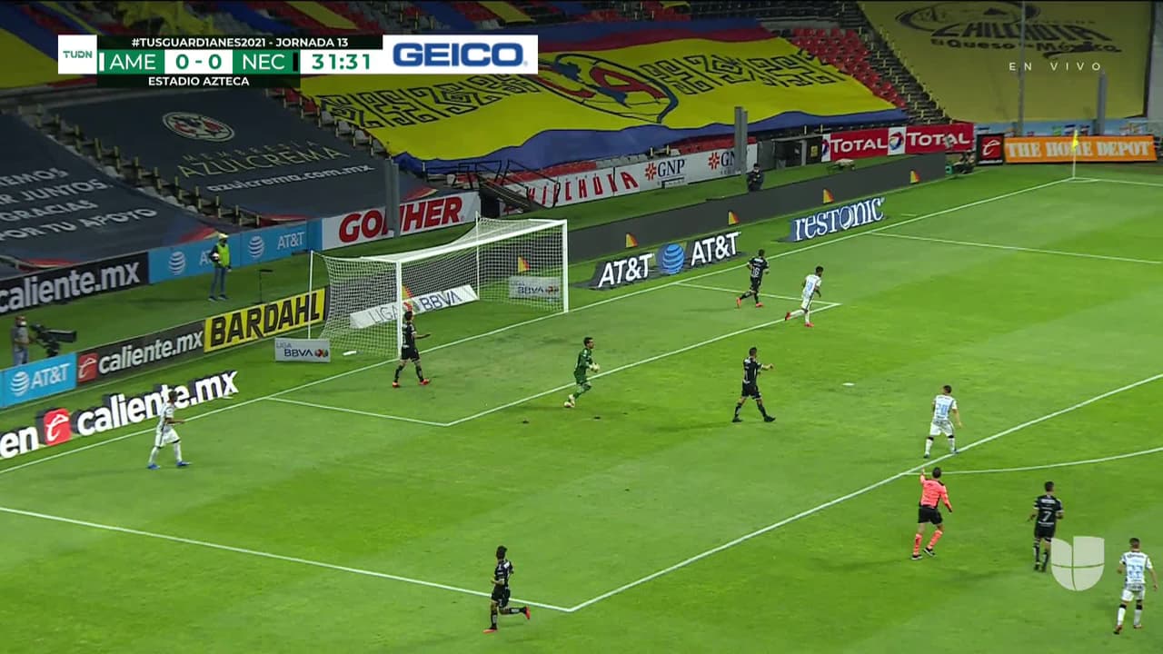 ¡TIRO ATAJADO! disparo por Roger Martínez.