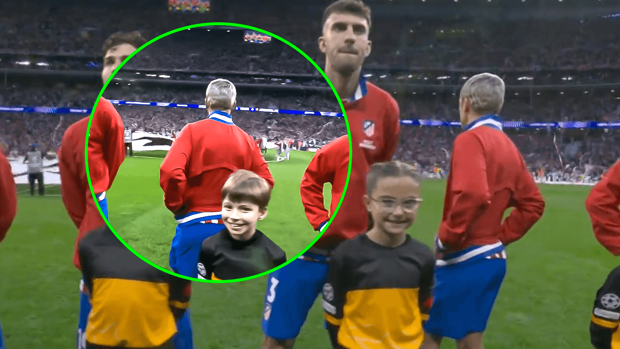 Antoine Griezmann se voltea durante el Himno de la Champions League