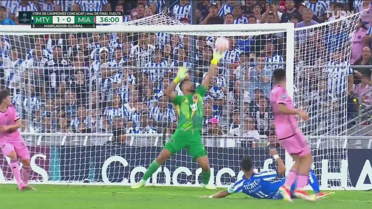 ¡Maxi tuvo el segundo para Rayados, pero Callender mete la mano a tiempo!