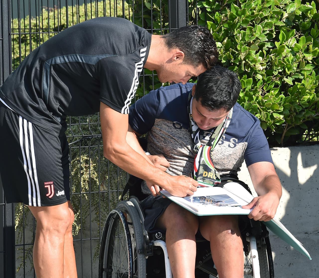 Luego de ganar la UEFA Nations League y darse un tiempo de descanso con su familia, Cristiano Ronaldo se unió este sábado a la pretemporada de la Juventus en Turín. Los fanáticos que estaban en el Training Center aprovecharon para pedirle una foto y un autógrafo al ídolo portugués.