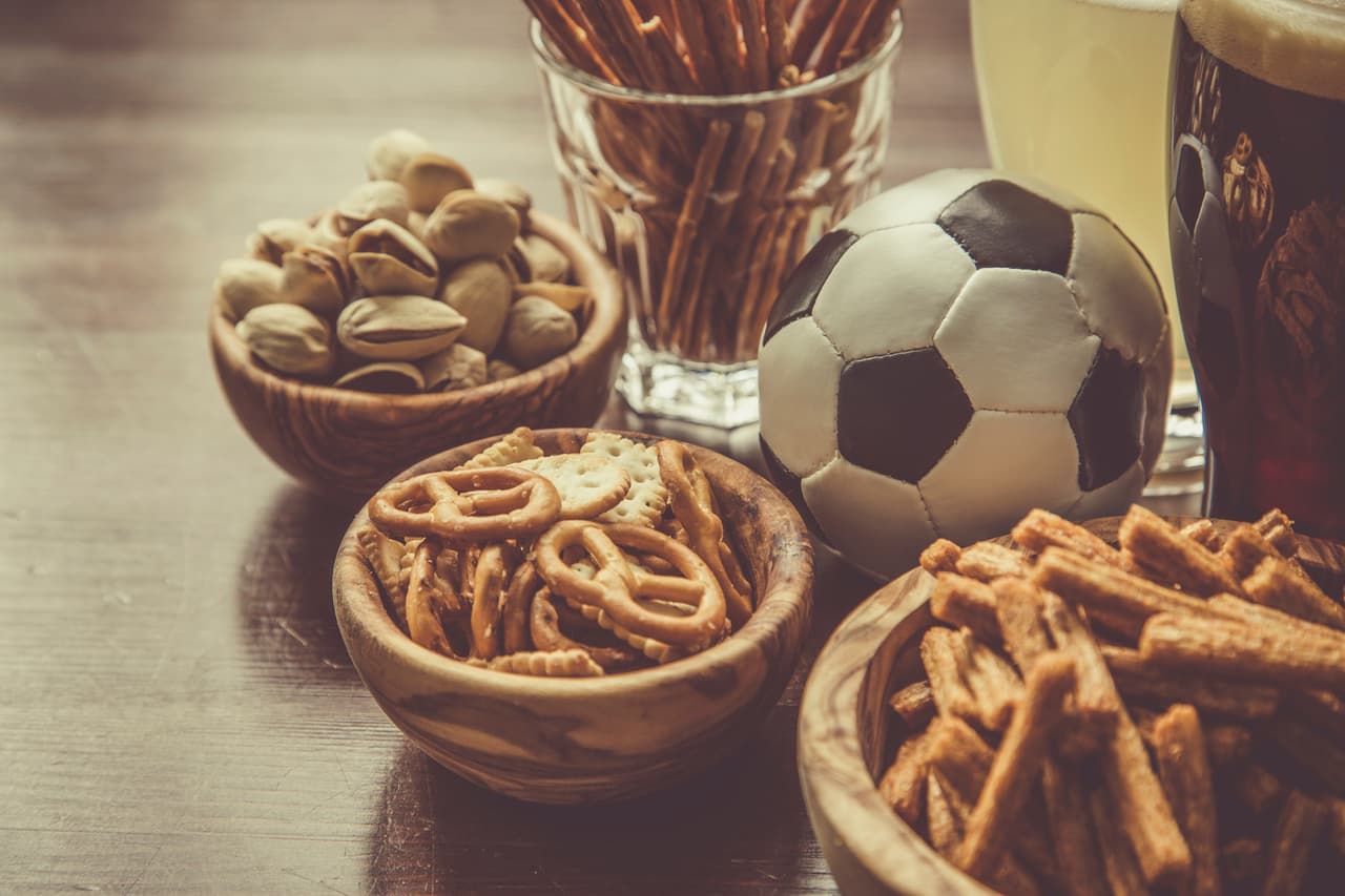 Todo lo necesario para comer y ver el fútbol.