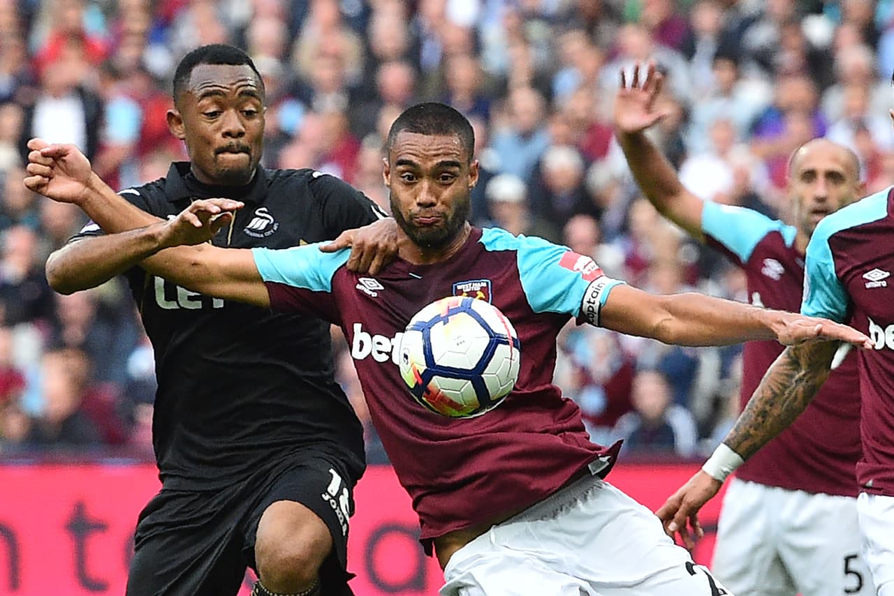 Winston Reid tuvo varios duelos personales con jugadores del Swansea.