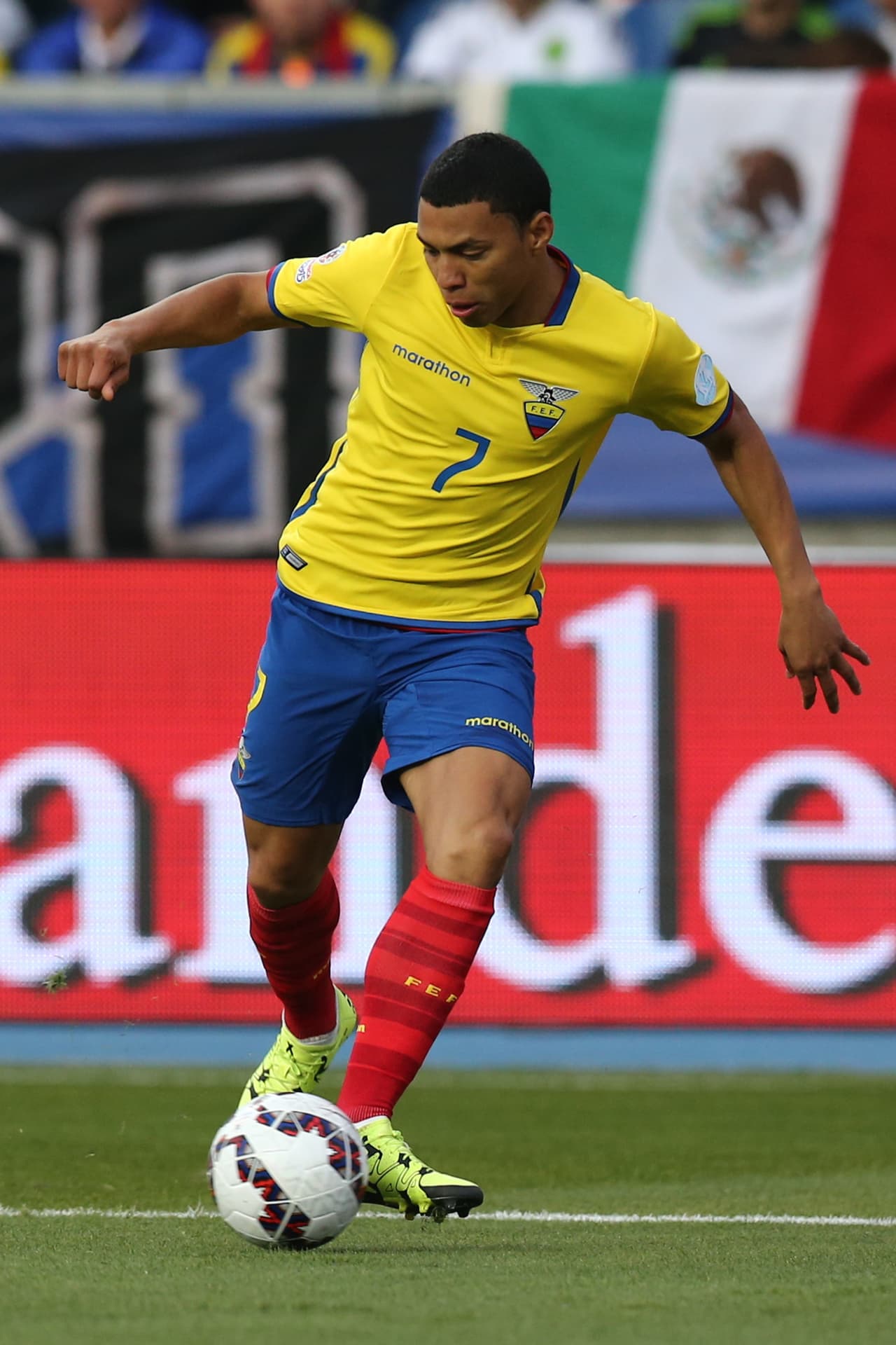 7 Jefferson Montero – 8: Otro que dejó ver la ventaja de conocer al rival pues fue un peligro constante con la pelota en los pies e hizo lo que quizó con Gerardo Flores y el 'Topo' Valenzuela. No pudo marcar pero dio un juegazo donde fungió como el cerebro y desequilibrio de Ecuador.