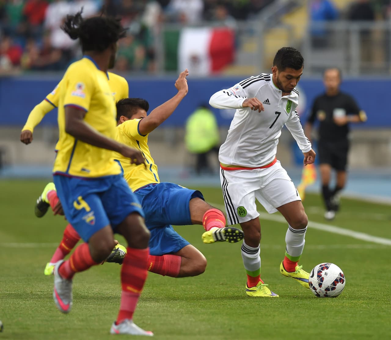 7 Jesús Manuel Corona – 6: Demasiada crema y poca efectividad. El Tecatito demostró que tiene mucho por aprender para ser el jugador desequilibrante que pueda echarse a la selección a hombros. No dejó de ser el mejor con la pelota en los pies pero abusó de los regates y se enganchó en una batalla personal contra Paredes que ganó sin complicarse el ecuatoriano. Recibió leña y el 'Piojo' lo sacó para plagar de delanteros el campo.