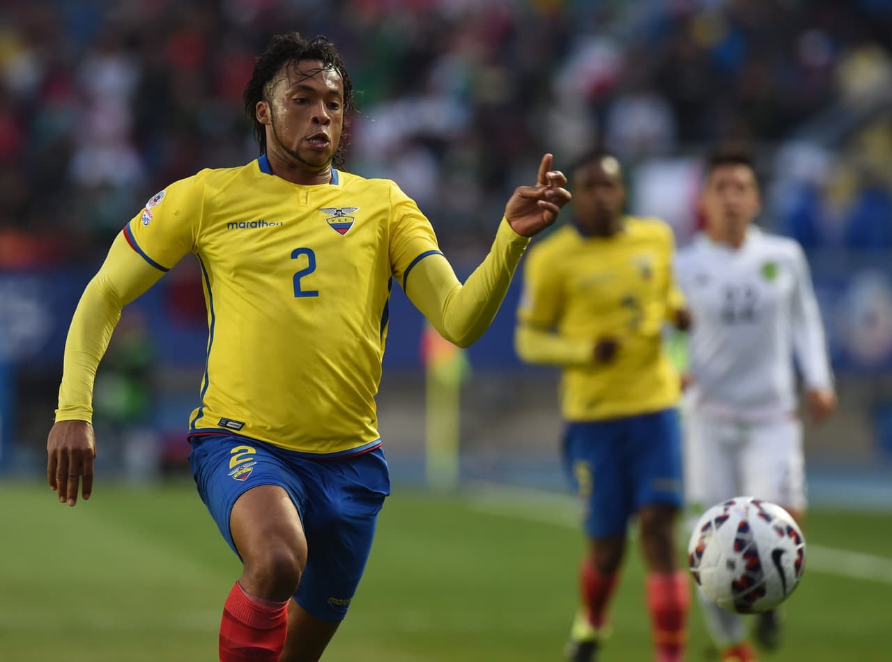 2 Arturo Mina – 7: Destacó por su gallardía para pelear cada balón y secar a Raúl Jiménez que tuvo que jugar de espaldas al arco durante todo el partido. Notable trabajo en la marcación.