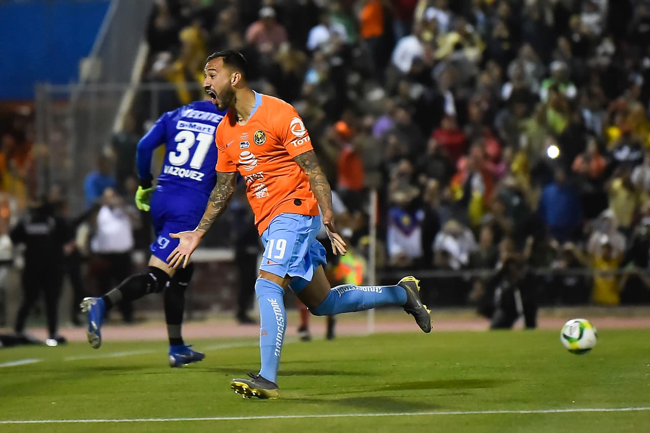Y con maestría y templanza el argentino Víctor Aguilera, encargado oficial de estos menesteres para América, se encargó de convertirlo y marcar el 1-0, marcador con el que se fue al descanso el partido.
