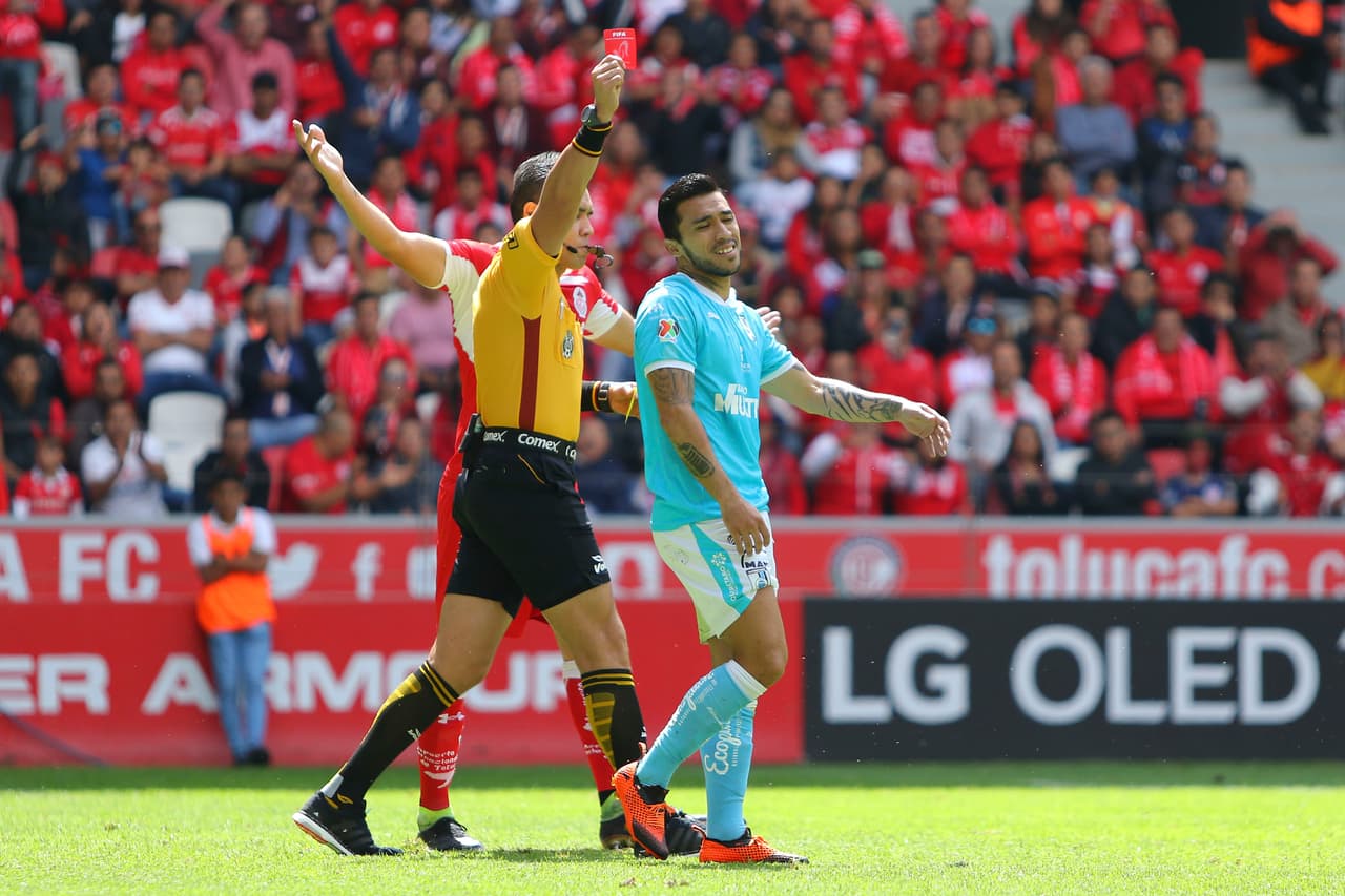 <b>Lo peor: </b>Tras llevarse una tarjeta amarilla, Puch reclamó la decisión del árbitro y se llevó la roja, dejando a su equipo con uno menos. Al final, Querétaro se llevó un 4-0 y dejó la zona de clasificación.