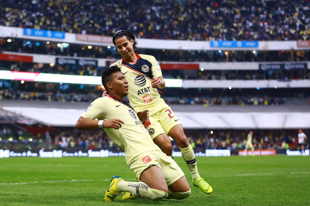 Y las cosas se pusieron peor: a los 36 minutos Roger Martínez, de forma acrobática, a manera de tijera, resolvió en el área para el 3-1 en una jugada derivada de un error de Saldívar.