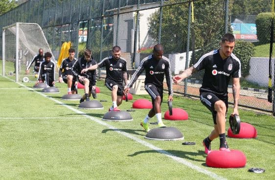 Besiktas desinfecta a sus jugadores de una forma curiosa