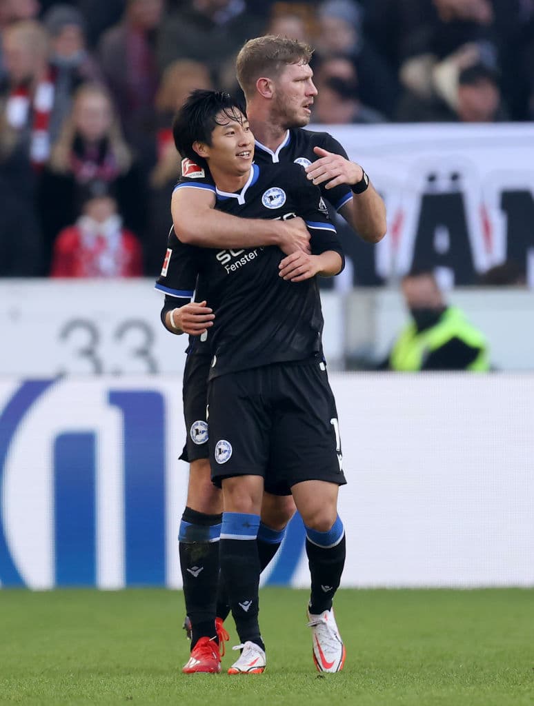 Bayern Munich le pega 2-1 al Freiburg, Stuttgar cae en casa 0-1 frente al Arminia Bielefeld, Bochum vence 2-0 al Hoffenheim y Wolfsburg le gana 1-0 frente al Augsburg.