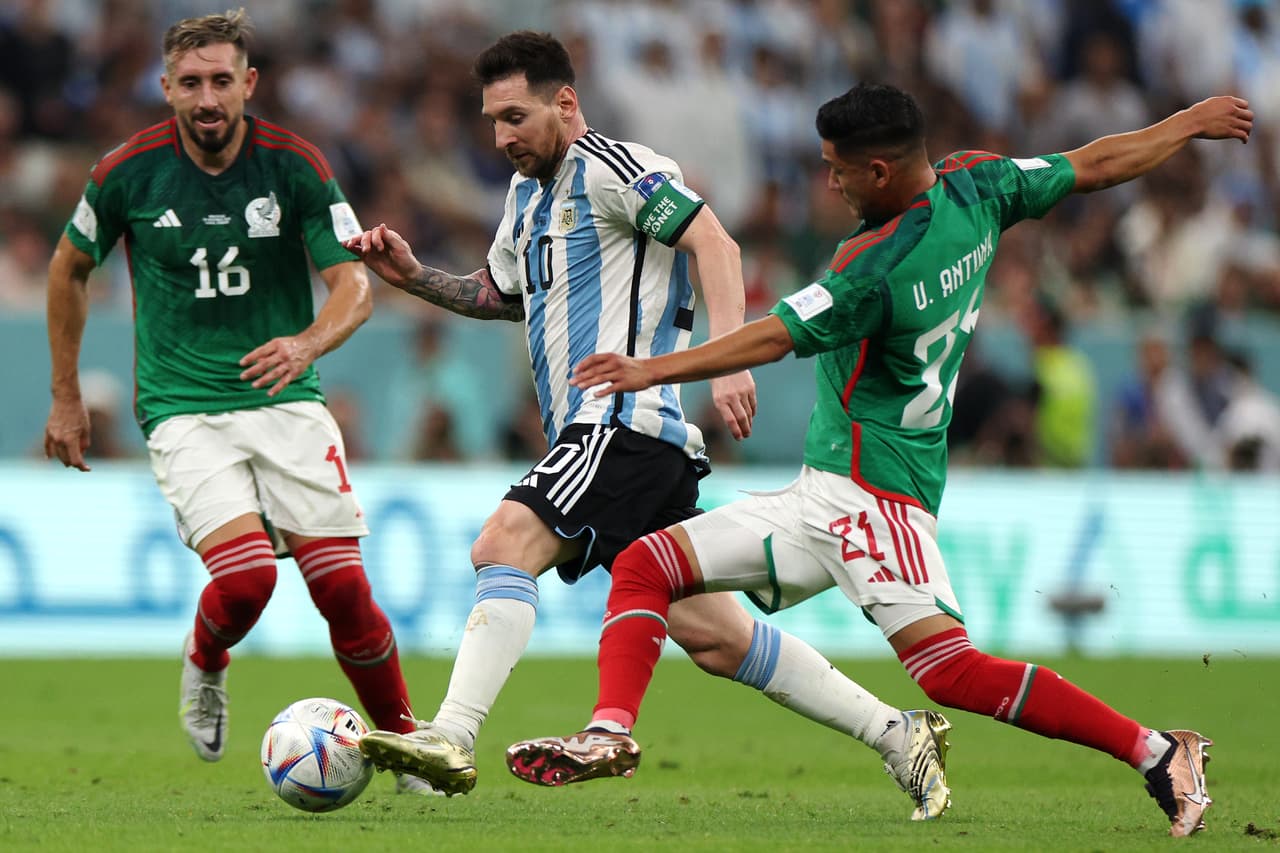 Tras un primer tiempo cerrado, Messi, con un gol, lideró el camino para que la albiceleste venciera 2-0 al Tri de Gerardo Martino.