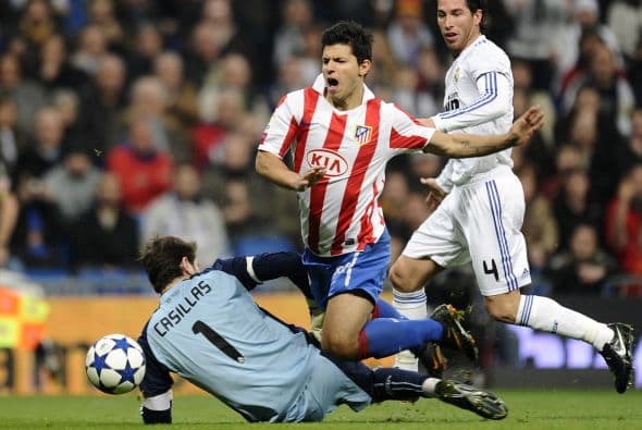 El arquero blanco le cometió penalti al 'Kun', pero el silbante dejó correr la jugada.