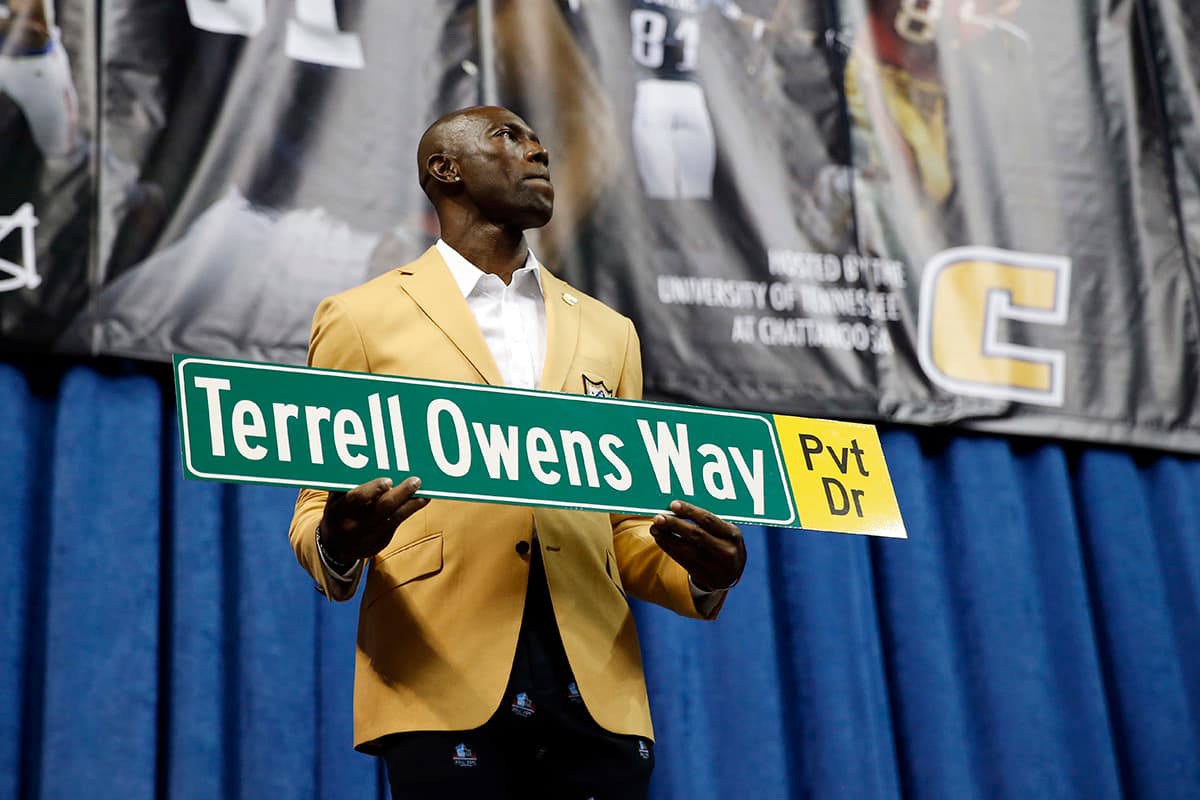A su manera, Terrell Owens no asistió a la ceremonia de este sábado en Canton, Ohio. En su lugar pronunció su discurso de ingreso al Salón de la Fama en Chattanooga, Tennesee.