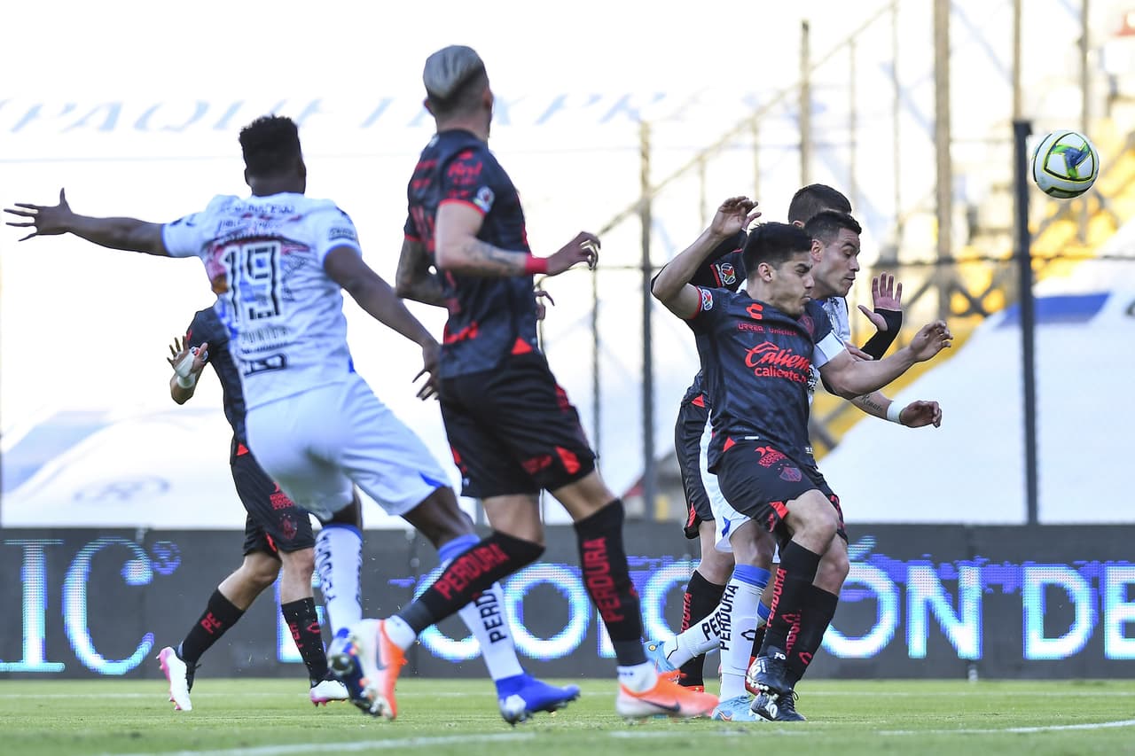 En el último suspiro del partido los Gallos Blancos rescataron el empate ante el Atlas.