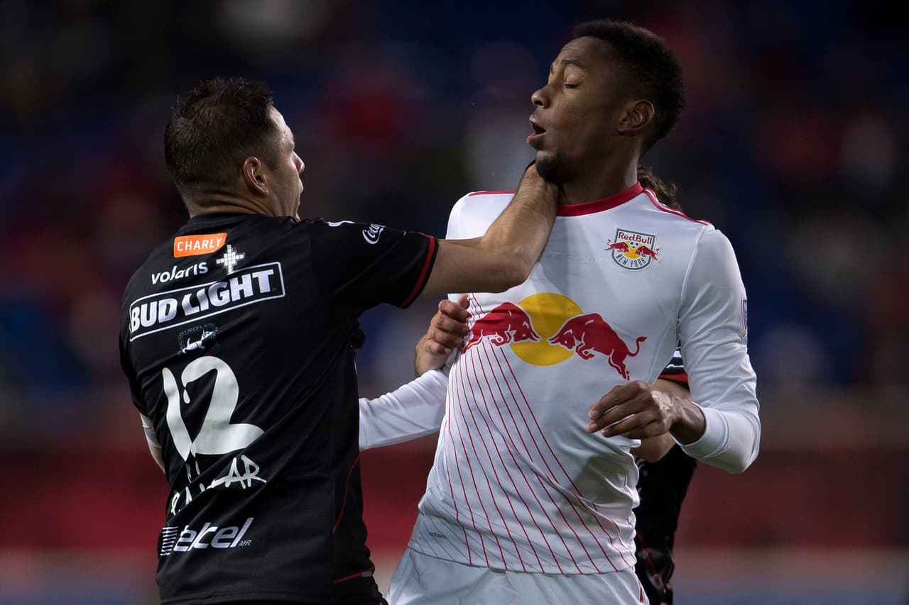 Por momentos el juego se tornó violento y hubo algunos piques entre algunos jugadores.