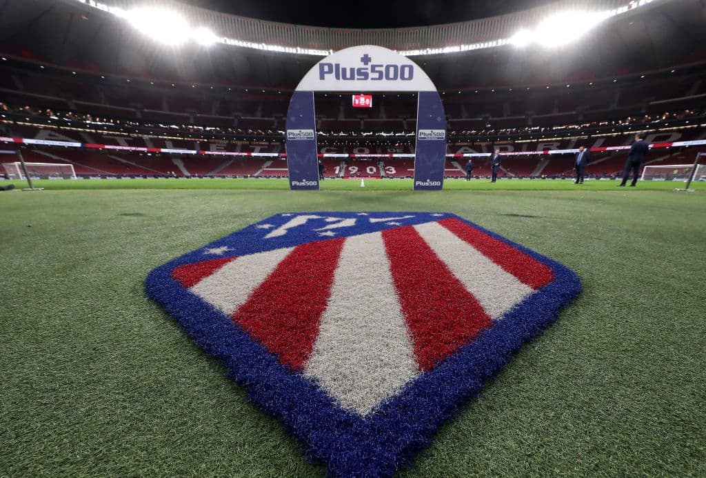 Inicia el partido y Simeone no puede dirigir el partido, pues está sancionado y sigue el partido desde el palco, el ‘Mono’ Burgos es el director técnico del día.