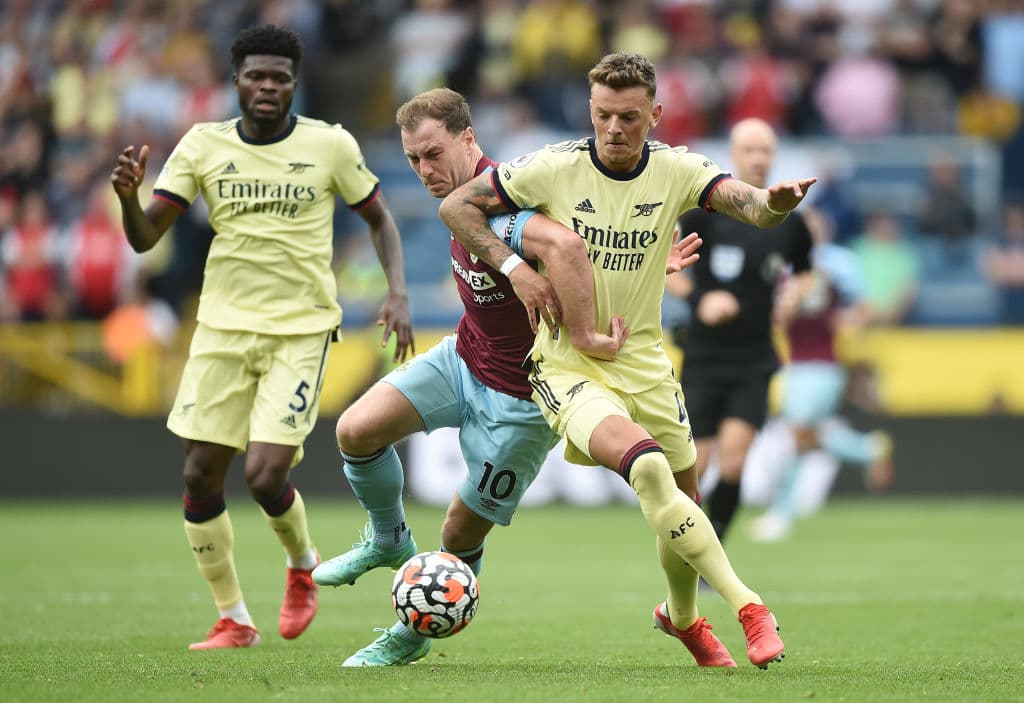 Con un gol de tiro de Martin Odegard, Arsenal ogra vencer al Burnley 0-1 y consiguen su segunda victoria de la campaña.