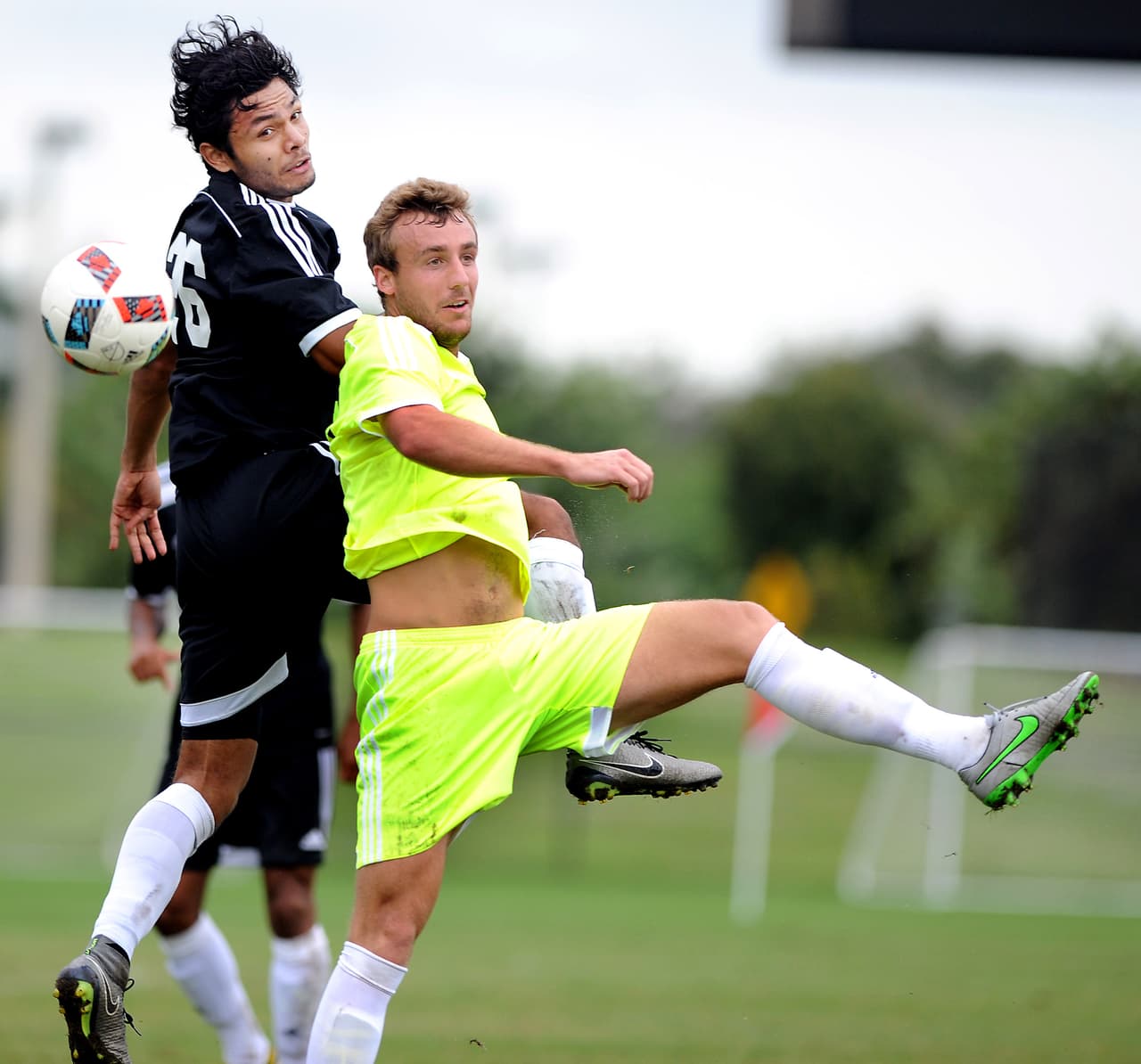 Dennis Castillo (camiseta negra) durante el Combine de 2016.