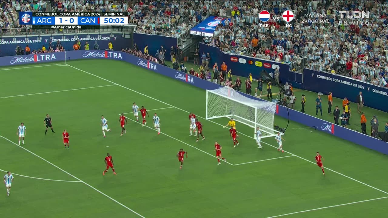 ¡GOL!  anota para Argentina. Lionel Messi