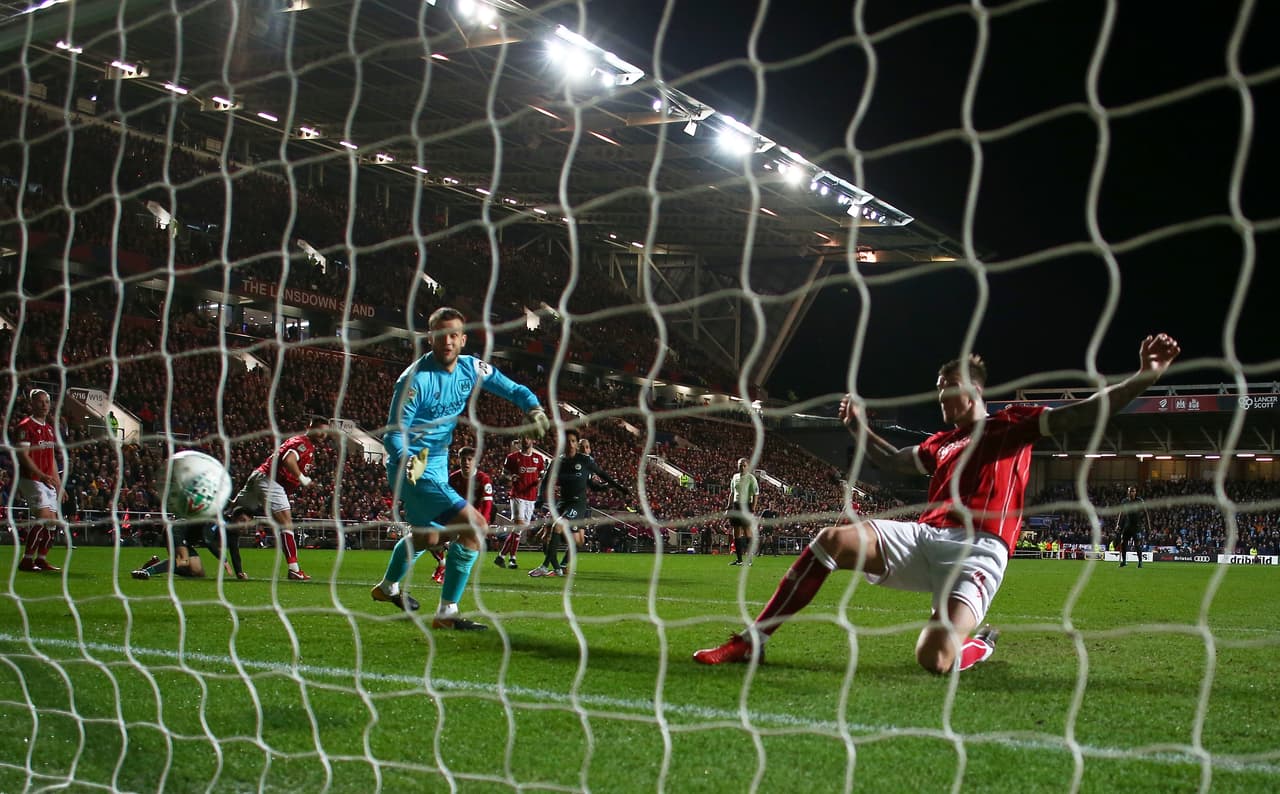 Los locales lograron resistir 43 minutos, el tiempo que tardó Sané en perforar, desde el área pequeña, la meta de Steele después de un fallo -que forzó Bernardo Silva- en el despeje de la defensa.