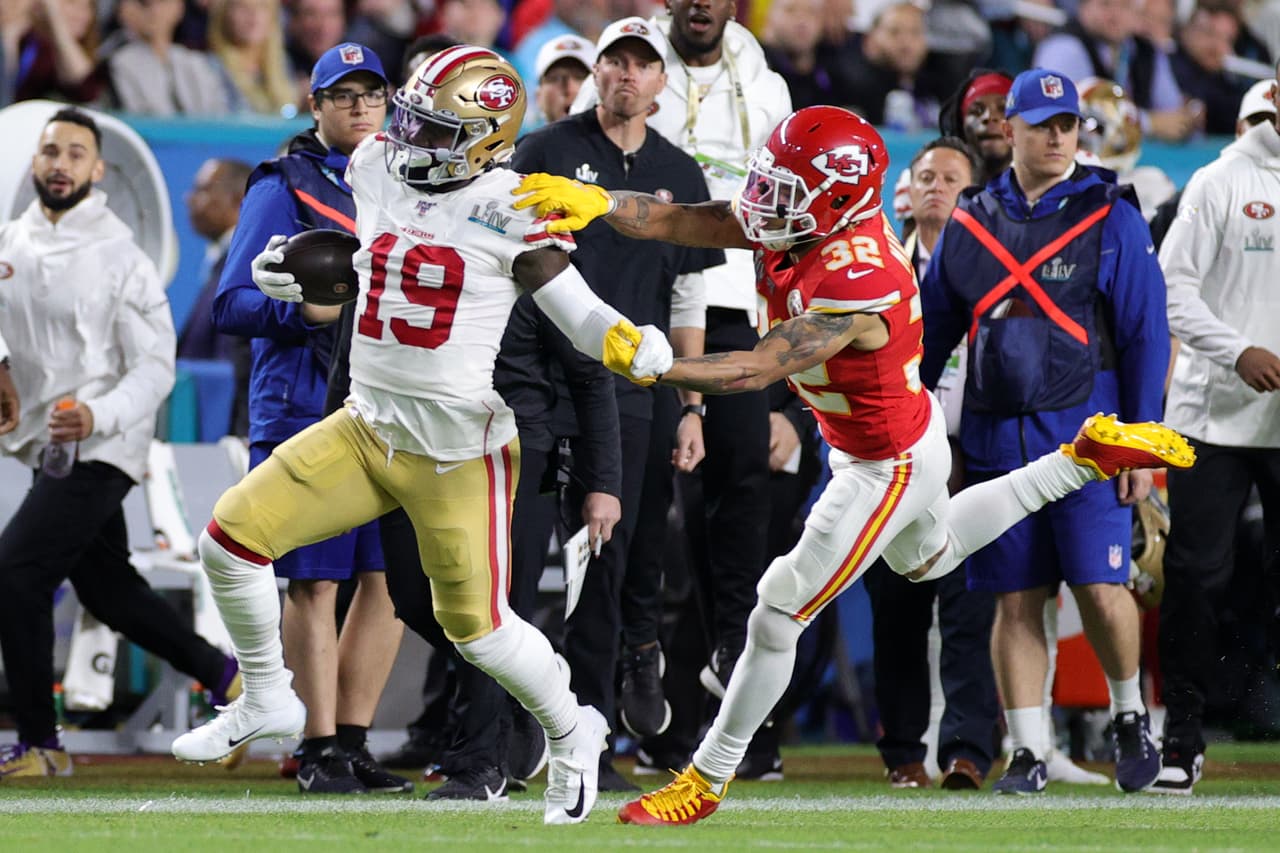 Deebo Samuel #19 de San Francisco 49ers corre con el balón en una jugada reversible y gana 32 yardas, dejando a los 49ers en la yarda 40 del territorio rival.