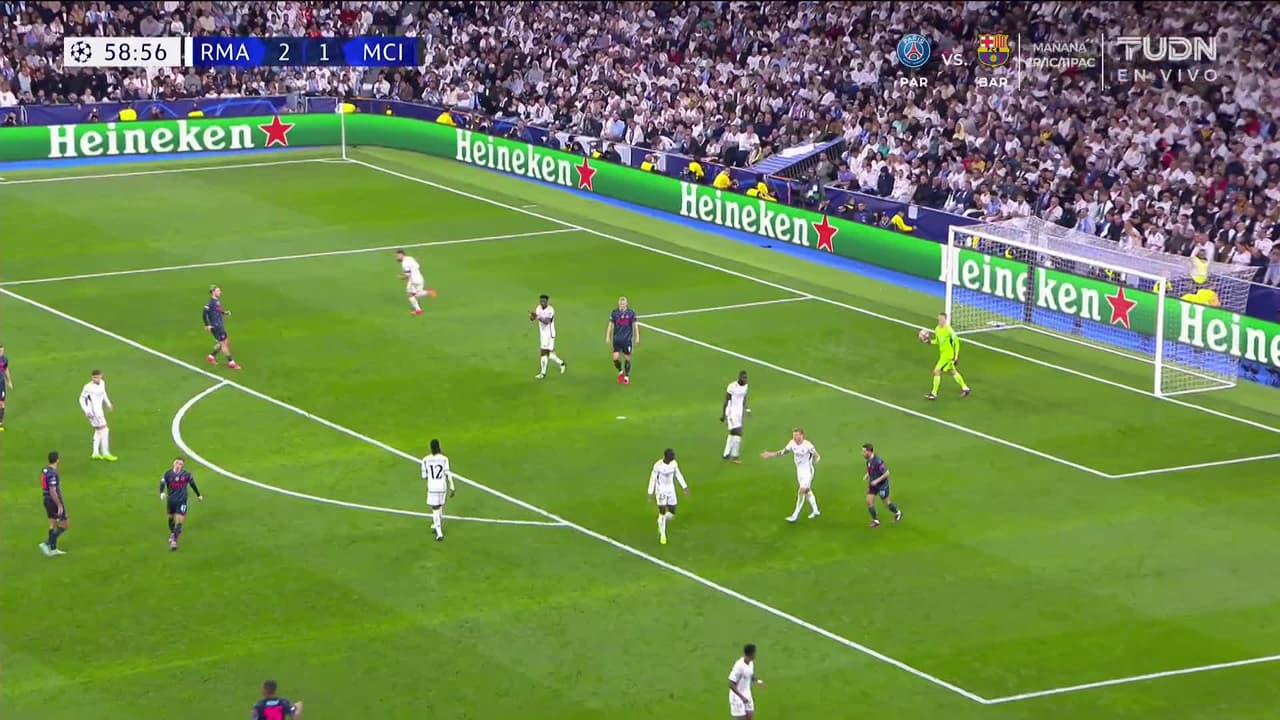 ¡TIRO ATAJADO! disparo por Phil Foden.