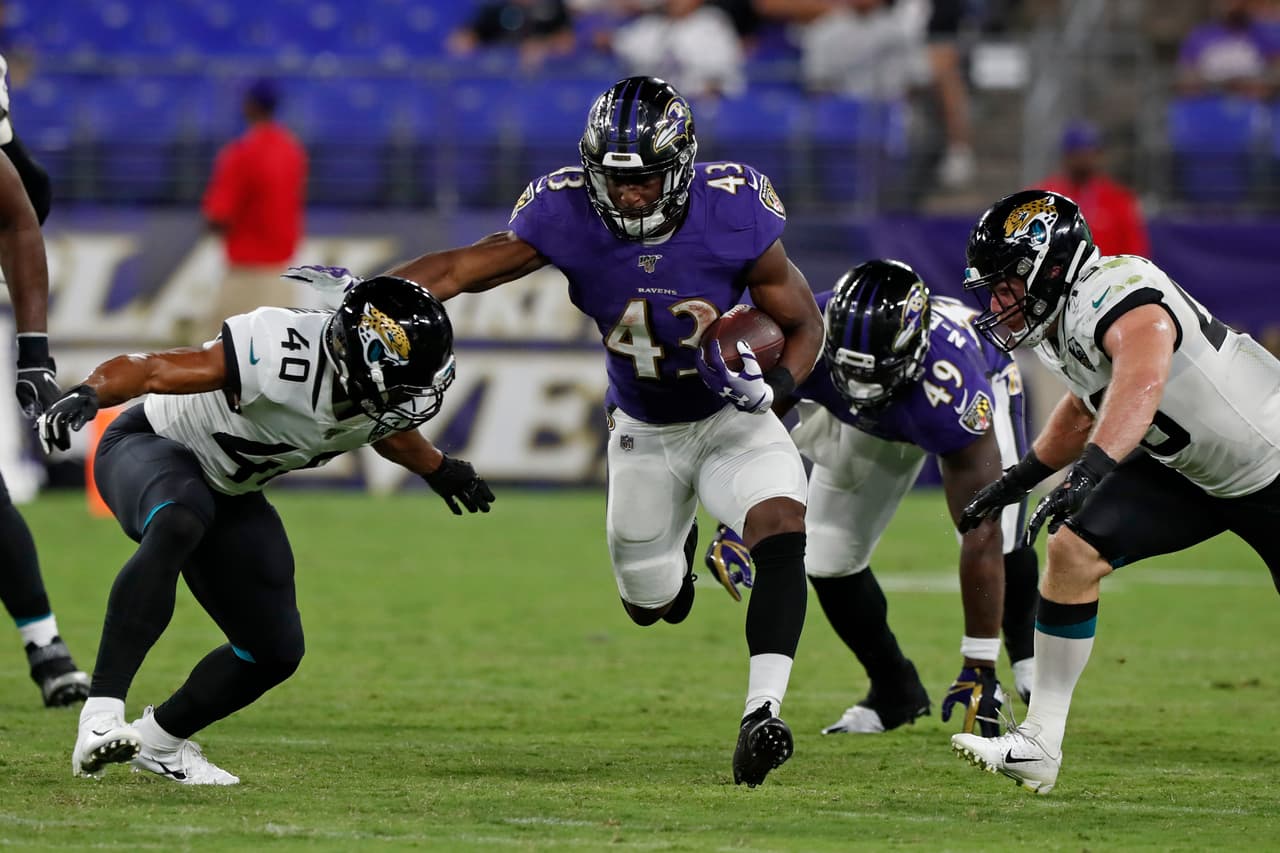<b>2) Justice Hill, RB Baltimore Ravens</b>. Quizás no suene atractivo considerar a un novato que tiene la competencia de un Mark Ingramy un Gus Edwards, además de un quarterback que corre el balón como Lamar Jackson, pero se perfila como un jugador para terceras oportunidades y eso es atractivo en el fantasy football.